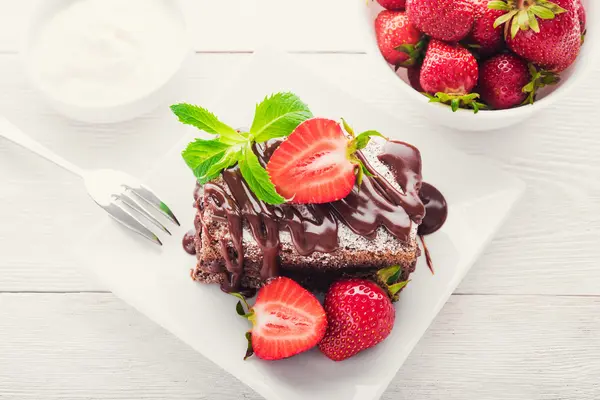 Fragole al cioccolato, torte e frutta — Foto Stock