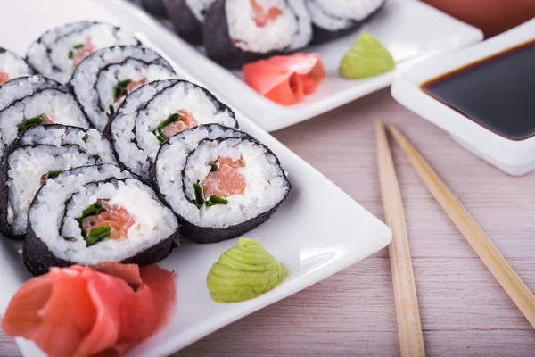 Sushi y rolls con queso crema — Foto de Stock