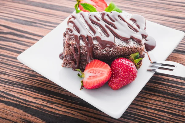 Bolo de chocolate com morangos frescos — Fotografia de Stock