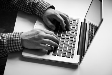 Adam laptop İnşaat