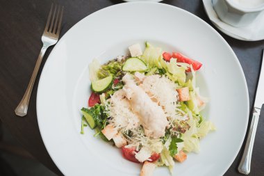 Sezar salatası beyaz plaka