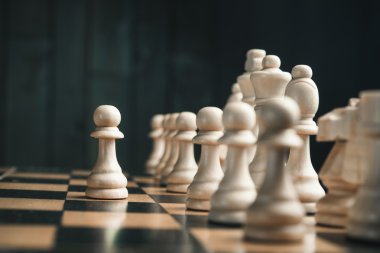 satranç tahtası üzerinde satranç figürleri