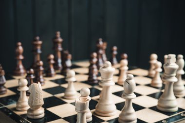 satranç tahtası üzerinde satranç figürleri