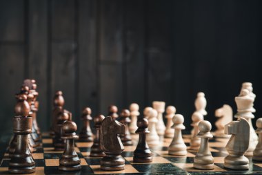 satranç tahtası üzerinde satranç figürleri