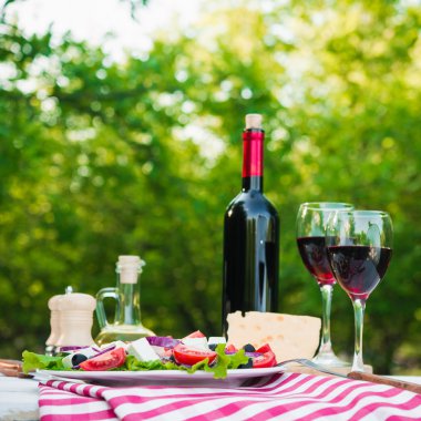 salata ve şarap şişe