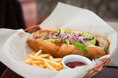 Sosisli patates kızartması ile