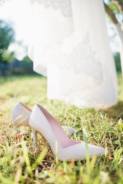 草地上的婚礼鞋子 — 图库照片