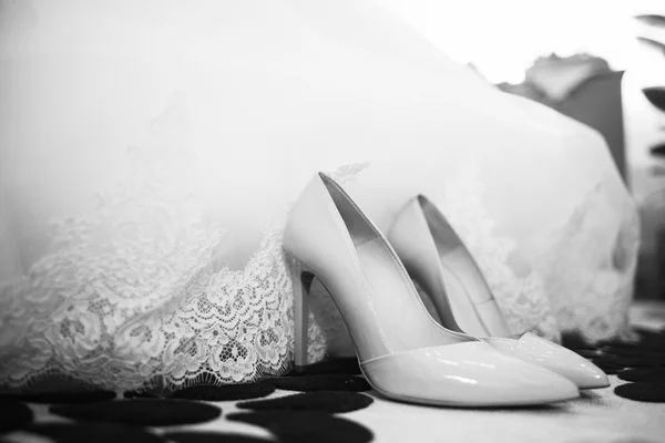 Scarpe da sposa bianche — Foto Stock