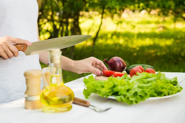 Mujer cocina ensalada fresca — Foto de Stock