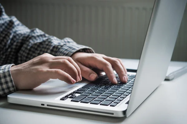 Mens werken op laptop — Stockfoto