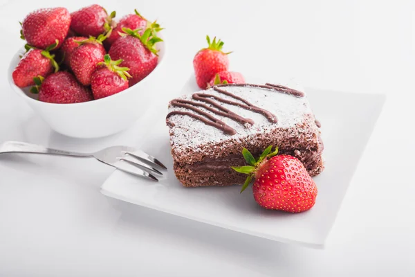 Pastel de chocolate con fresas — Foto de Stock