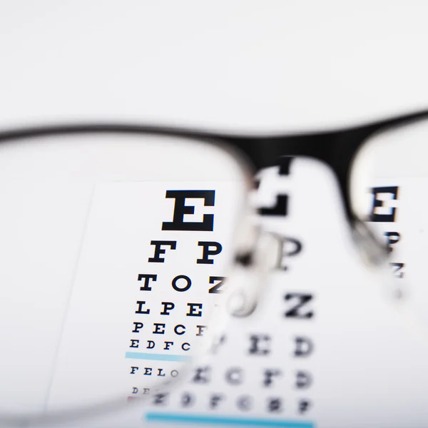 視力検査表とメガネ — ストック写真