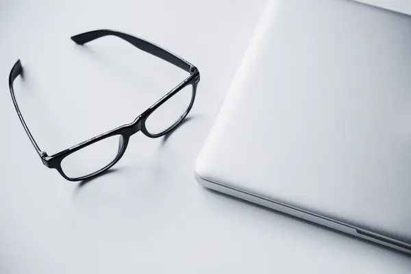 Laptop i okulary — Zdjęcie stockowe