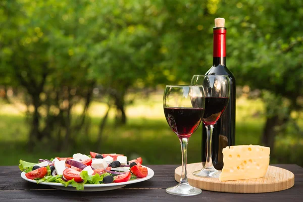 Salada e garrafa de vinho Imagem De Stock