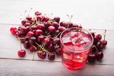 Soğuk vişne suyu ve meyve