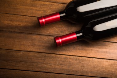 Kırmızı şarap ile şarap şişeleri