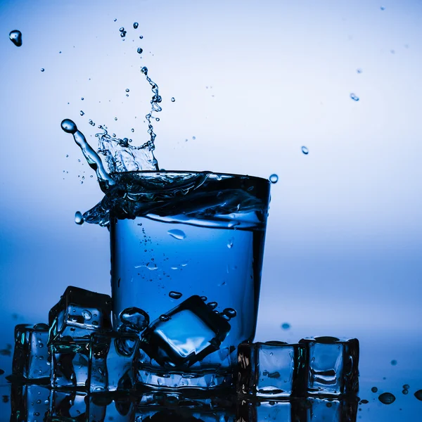 Vidro com água e gelo — Fotografia de Stock