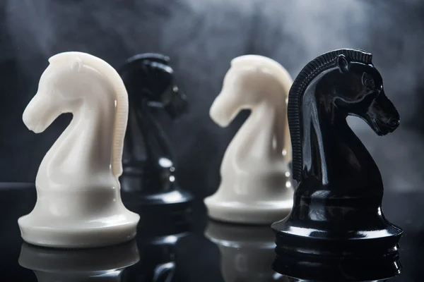 검은 색 과 흰색 체스 조각 — 스톡 사진
