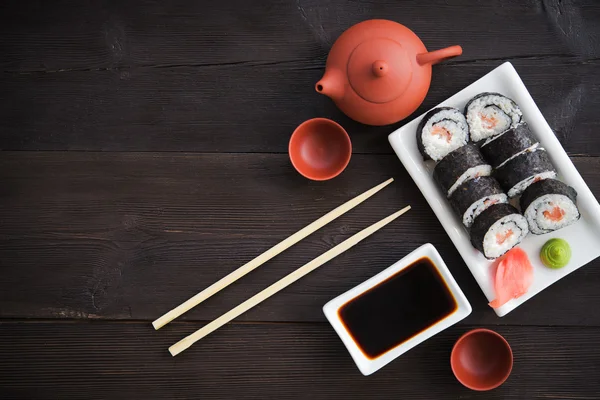 Rollos de sushi con salmón — Foto de Stock