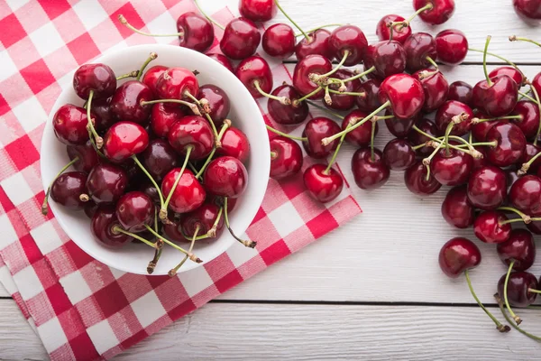 Ciliege fresche in zolla bianca — Foto Stock