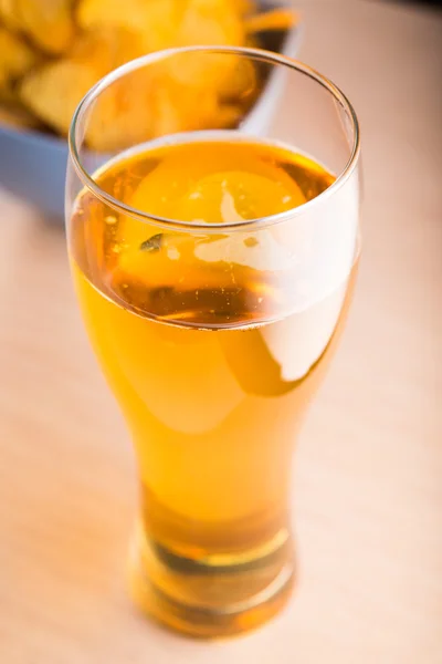 Vaso de cerveza y patatas fritas —  Fotos de Stock