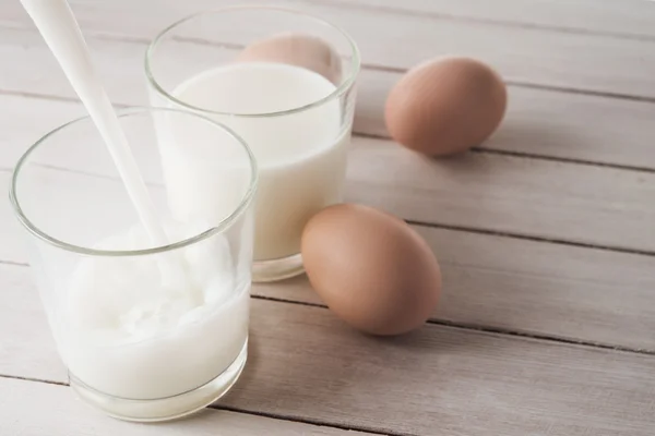 Vasos con leche y huevos — Foto de Stock