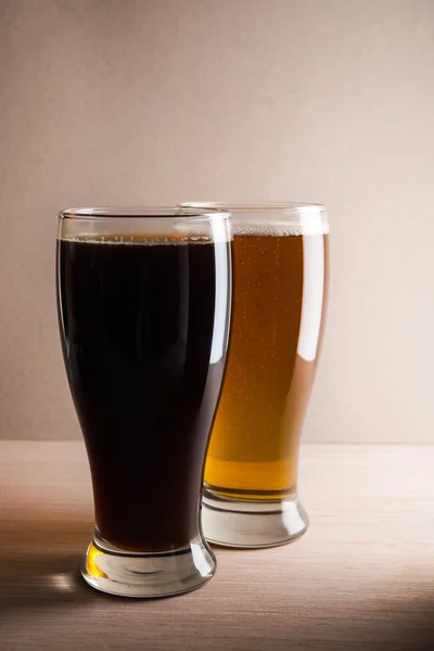 Light and dark beer — Stock Photo, Image