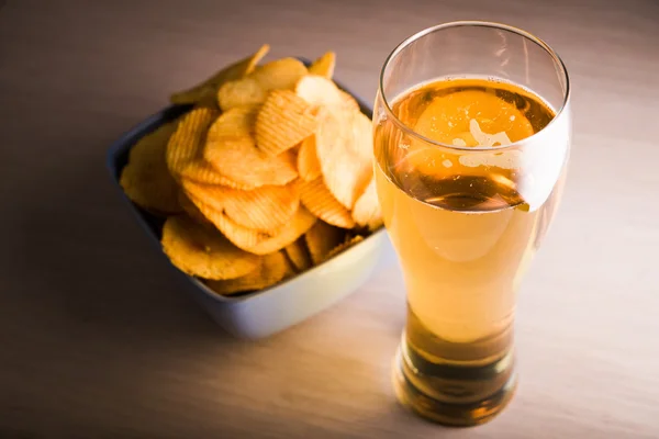 Beer in glass and potato chips — Stock Photo, Image