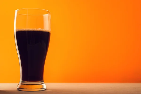 Cerveja escura em vidro — Fotografia de Stock