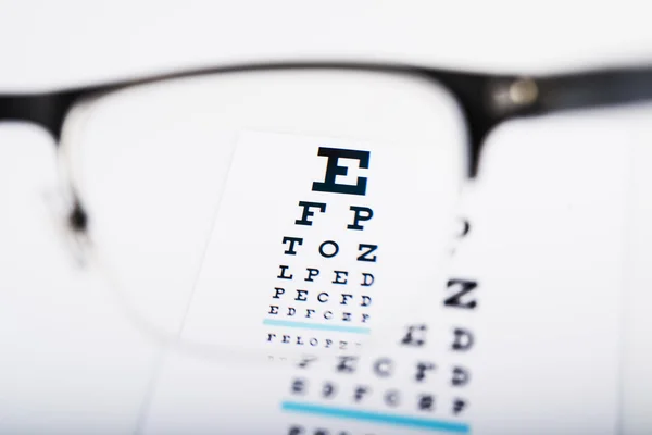 Fuoco di occhiali da vista su diagramma dell'esame — Foto Stock