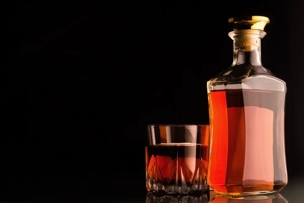 Vetro e bottiglia di whisky d'oro — Foto Stock