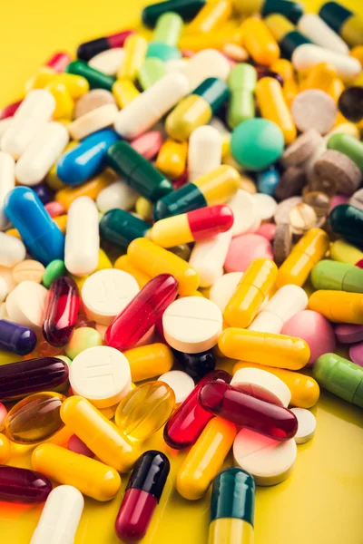 Цветные таблетки и капсулы — стоковое фото