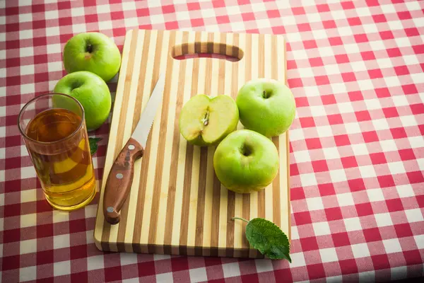 Frische grüne Äpfel — Stockfoto