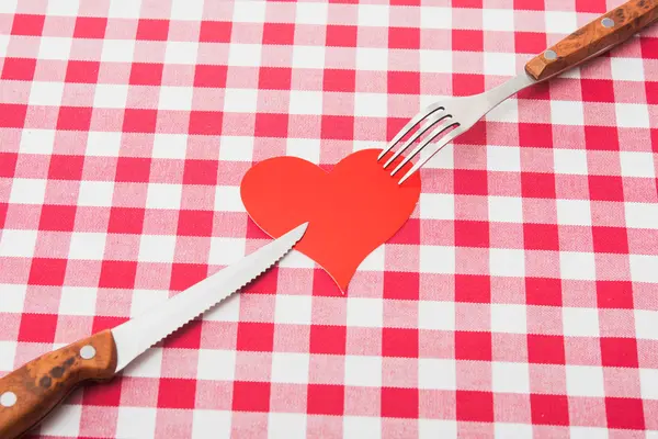 Vidlice s nožem a červené srdce — Stock fotografie