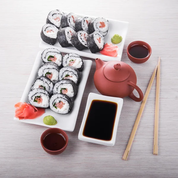 Suşi ve krem peynirli rulo