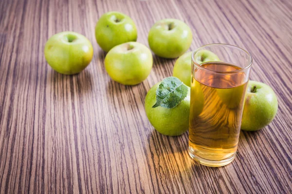 Mele verdi e succo di frutta — Foto Stock