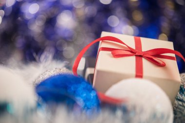 Noel topları ve hediye kutusu