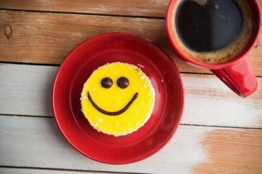 Kahve kırmızı Kupası ve gülümseme kek