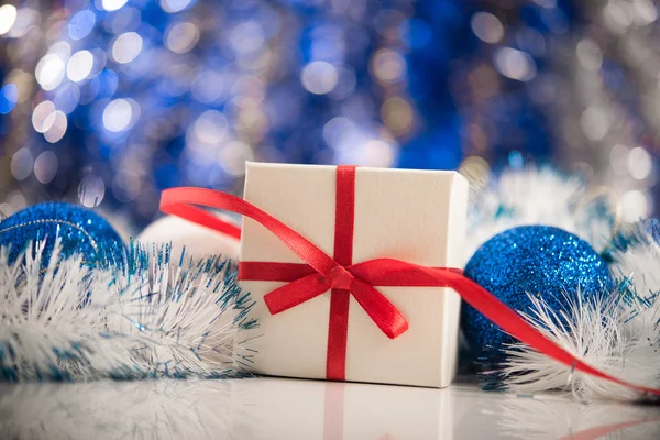 Karácsonyi labdák és ajándék doboz — Stock Fotó
