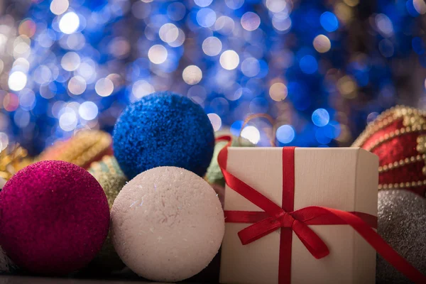 Bolas de Natal coloridas e caixa de presente — Fotografia de Stock