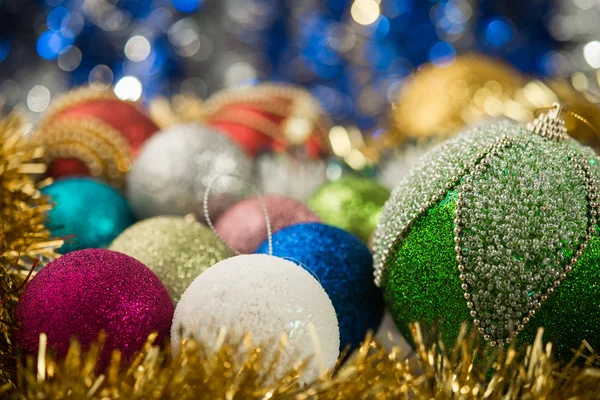 Блестящие рождественские шары — стоковое фото