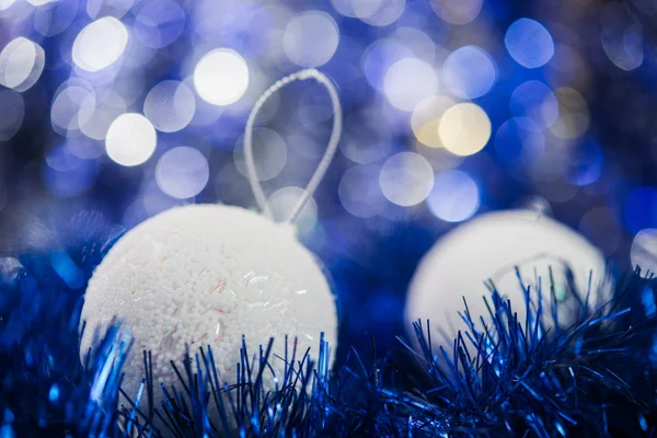 Bílá vánoční koule — Stock fotografie