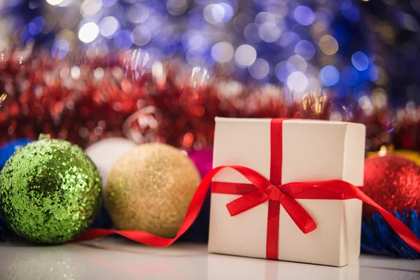 Bolas de Natal coloridas e caixa de presente — Fotografia de Stock