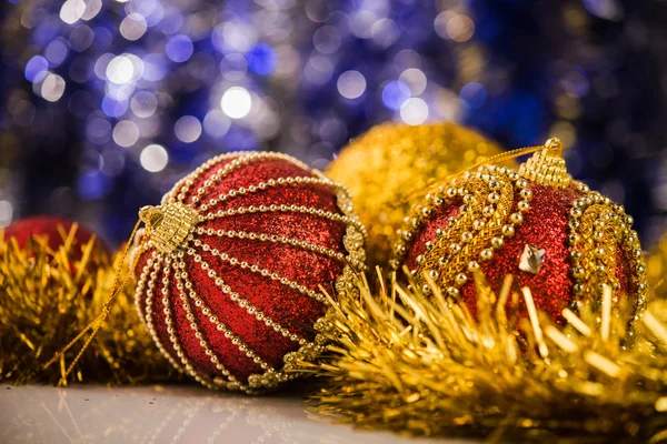 Vánoční červené a zlaté kuličky — Stock fotografie