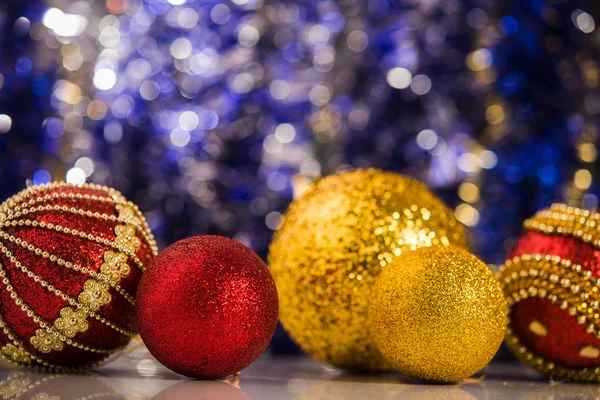 Rode en gouden kerstballen — Stockfoto