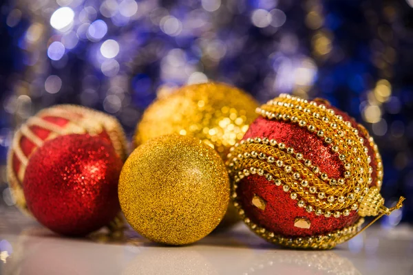 Bolas de Natal vermelhas e douradas — Fotografia de Stock