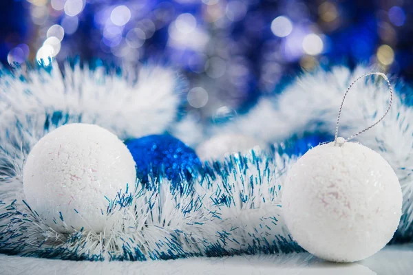 Blauwe en witte kerstballen — Stockfoto