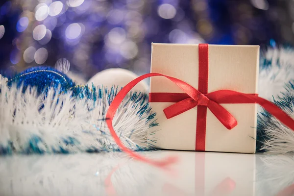 Bolas de Natal e caixa de presente — Fotografia de Stock