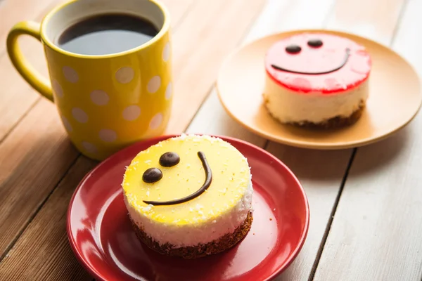 Kaffe koppen och leende kakor — Stockfoto