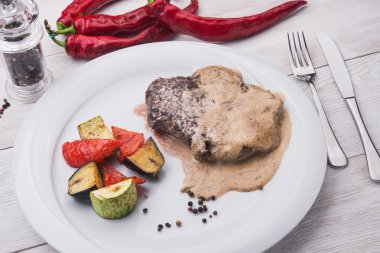 ızgara domuz biftek biber ile